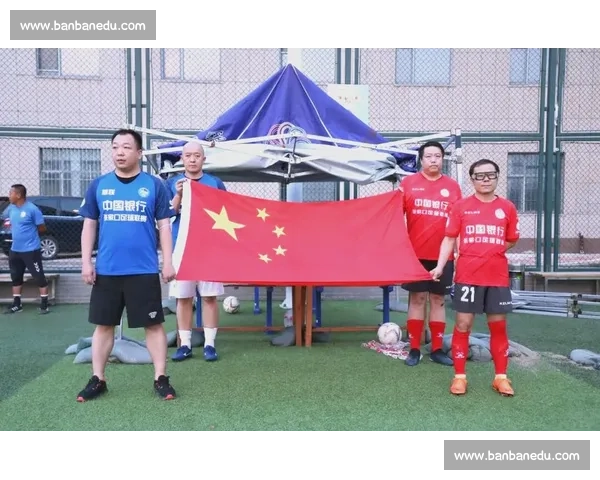 足球赛场激烈对抗瞬息万变激发智慧与团队协作的魅力